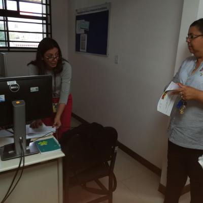 Dos mujeres de pie hablando entre ellas
