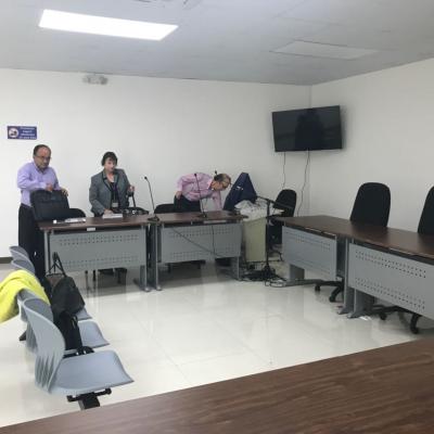 Dos hombres y mujer preparando reunión