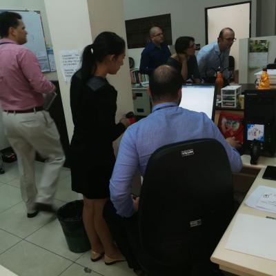 Grupo de personas viendo computadora