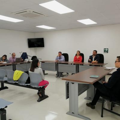 Grupo de personas sentadas alrededor de joven