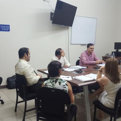 Grupo de personas sentadas en la mesa discutiendo