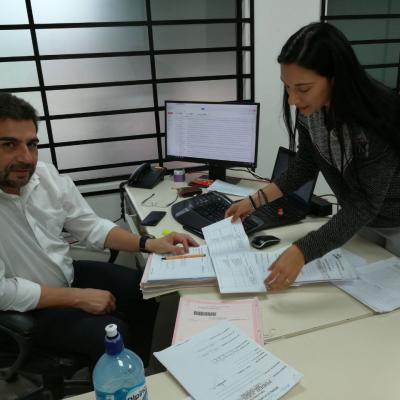 Mujer mostrando información a hombre sentado