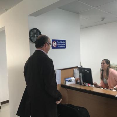 Hombre hablando con secretaria