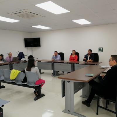 Grupo de personas sentadas rodeando a una joven