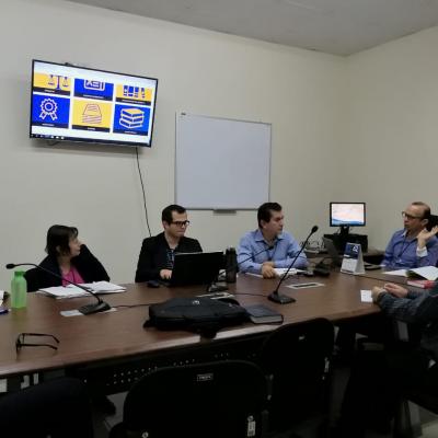 Personas sentadas en reunión