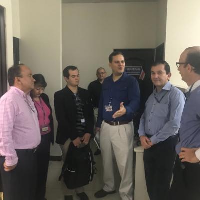 Grupo de personas reunidas de pie hablando entre ellos