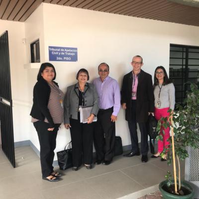 Grupo de señores posando para la cámara
