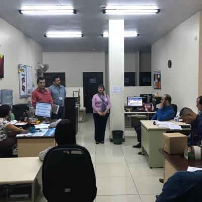 Mujer de pie presentando a sus compañeros