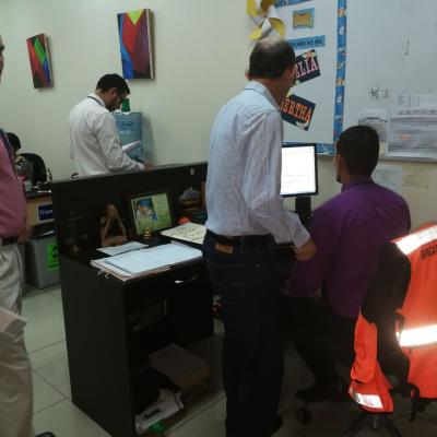 Hombre señalando información de la computadora a compañero