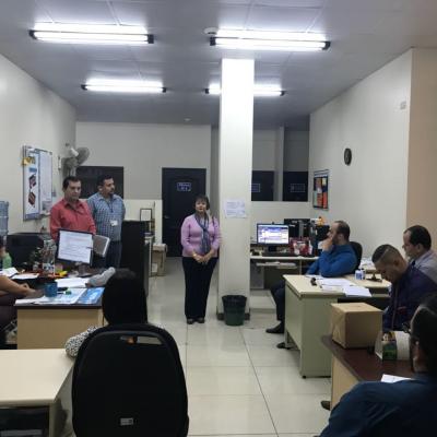 Mujer presentando información a compañeros