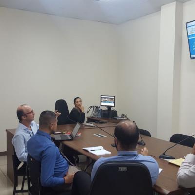 Hombre comentando información mostrada en televisor