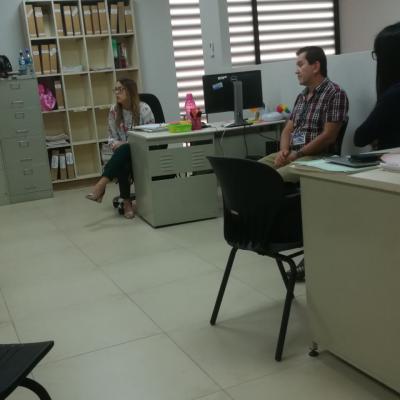 Hombre y mujer sentados en sus escritorios