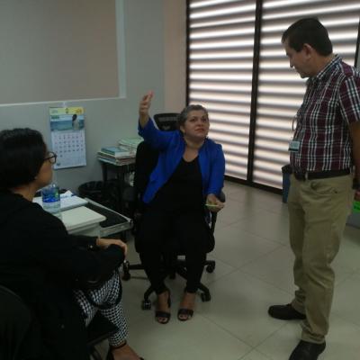 Dos mujeres y un hombre hablando