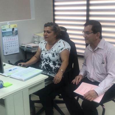 Mujer y hombre viendo información en una computadora