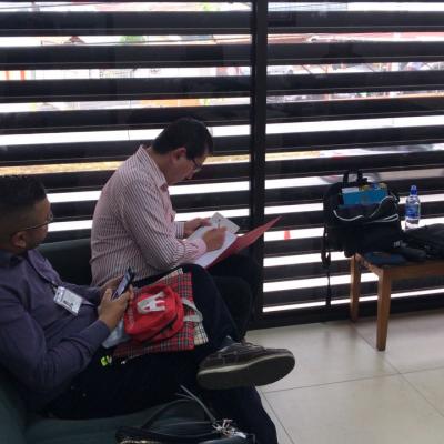  Dos hombres sentados en un sillón