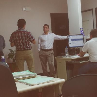 Tres hombres hablando en una oficina
