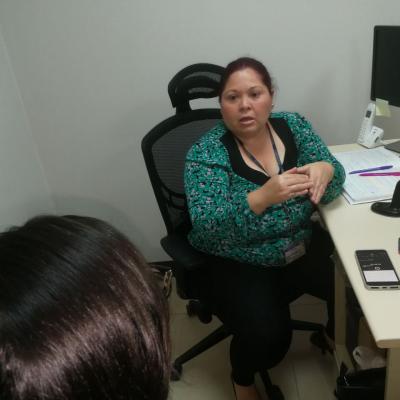 Una mujer en su escritorio