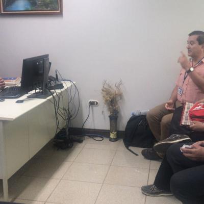 Hombre sentado hablando