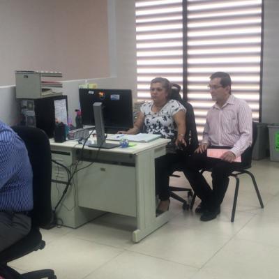 Tres personas hablando en el escritorio