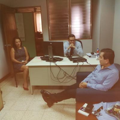 Tres personas discutiendo en oficina