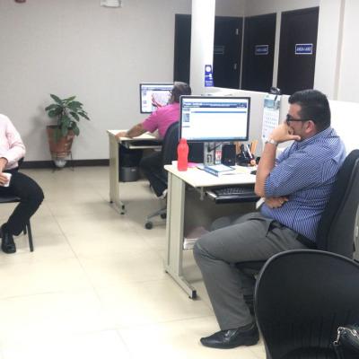 Tres personas discutiendo en oficina