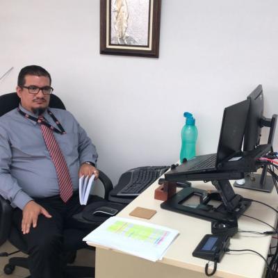 Hombre sentado en su escritorio
