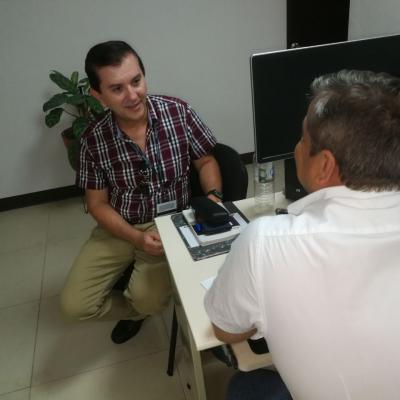 Dos hombres hablando en escritorio