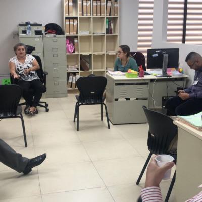 Grupo de personas discutiendo en oficina