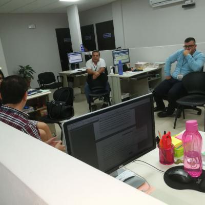 Grupo de personas discutiendo en oficina