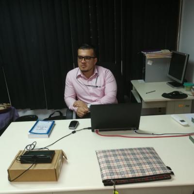 Hombre sentado en oficina