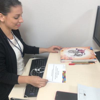 Mujer sentada en su escritorio