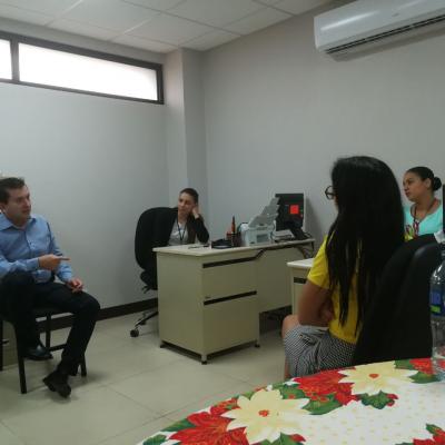 Grupo de personas reunidas discutiendo