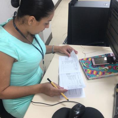 Mujer leyendo en su escritorio