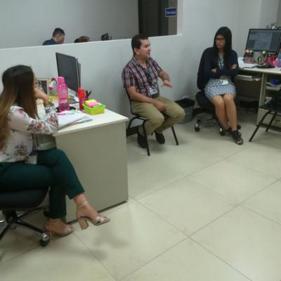 Grupo de personas en su oficina hablando