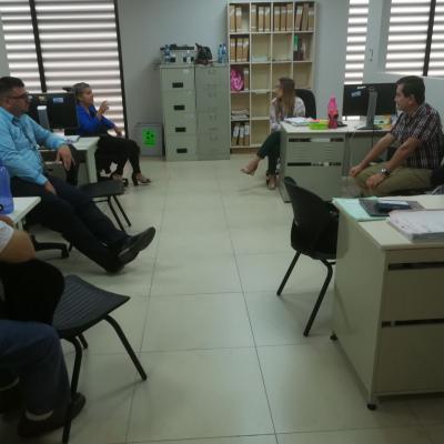 Grupo de personas hablando en su oficina