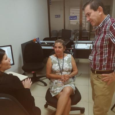 Tres personas discutiendo