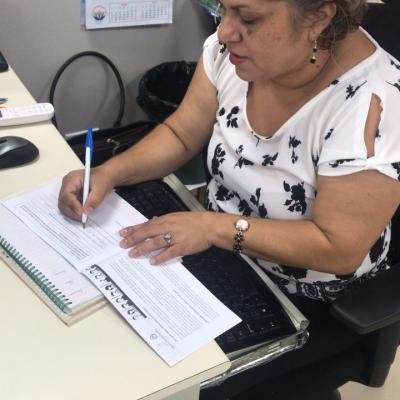 Mujer escribiendo en su escritorio