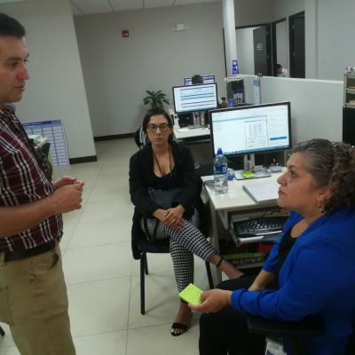 Tres personas hablando
