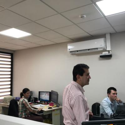 Cuatro personas en oficina