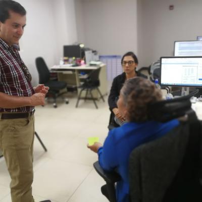 Tres personas hablando en oficina