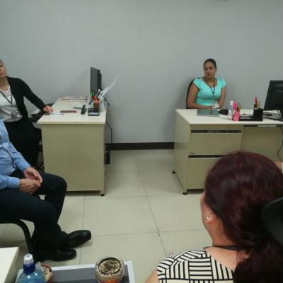 Grupo de personas hablando en oficina