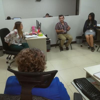 Grupo de personas hablando en oficina