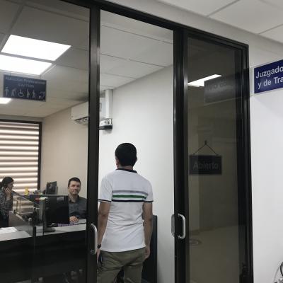 Joven esperando en la puerta del juzgado
