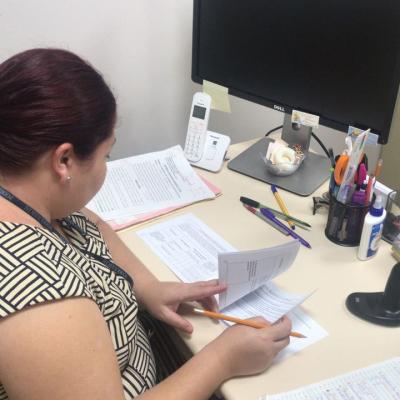 Mujer leyendo un folleto