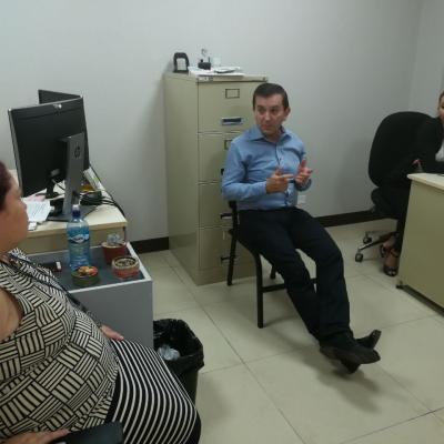 Hombre y mujer sentados discutiendo