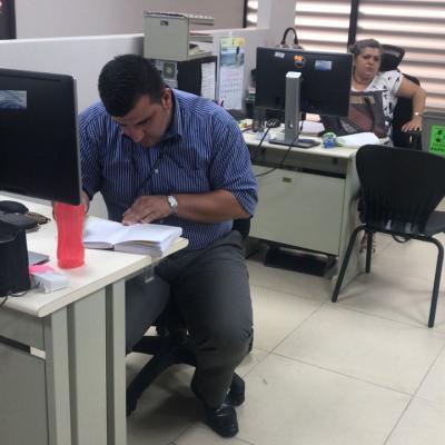 Hombre y mujer sentados en sus respectivos escritorios