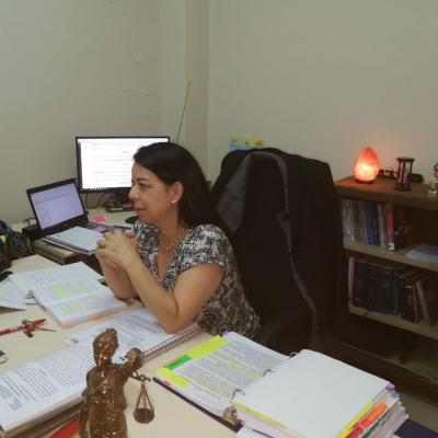 Mujer sentada y documentos sobre el escritorio
