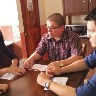 Dos hombres y una mujer sentados discutiendo
