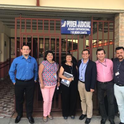 Seis personas de pie sonriendo 