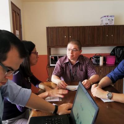 Cuatro personas sentadas dialogando 